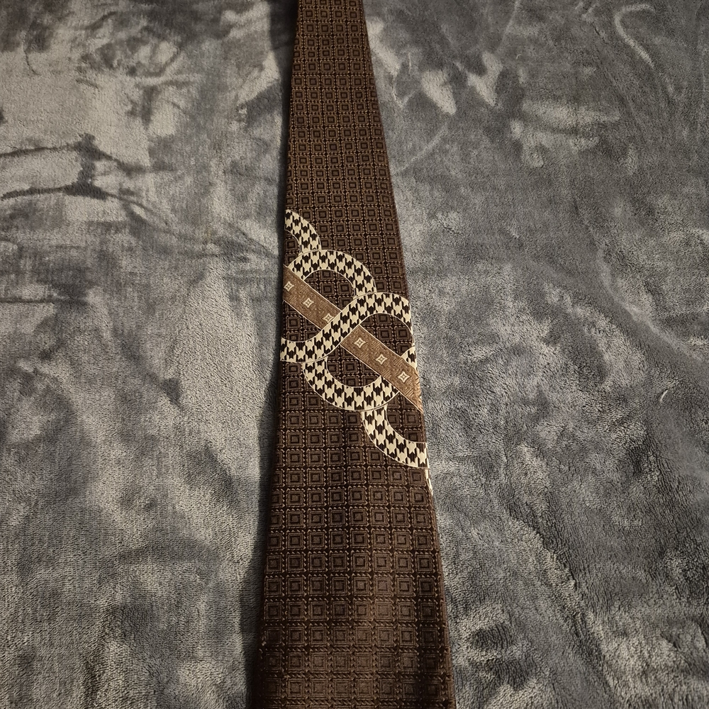 Elegant La Bella Brown Tie with Stylish Circular Design